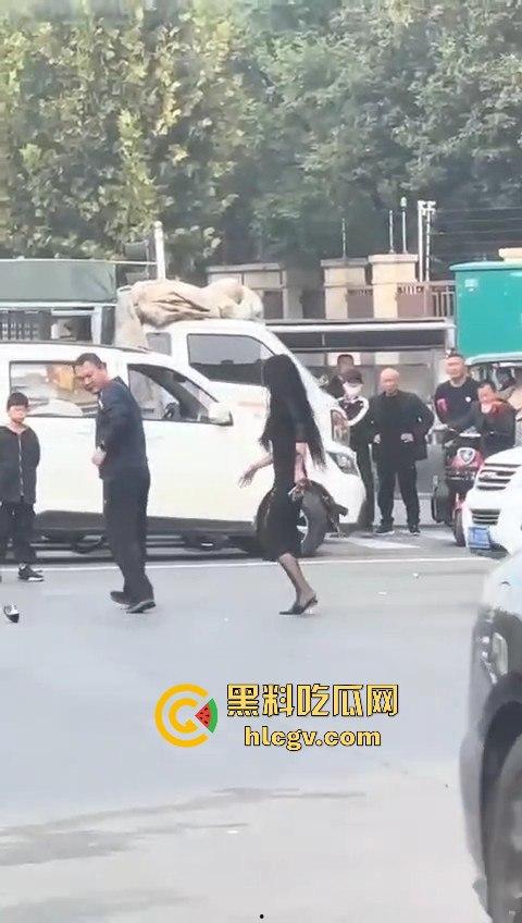 苏州情侣停车场上演跪地求饶两极反转成当街暴揍!黑丝高跟女不依不饶,男友按地上皮带伺候!
