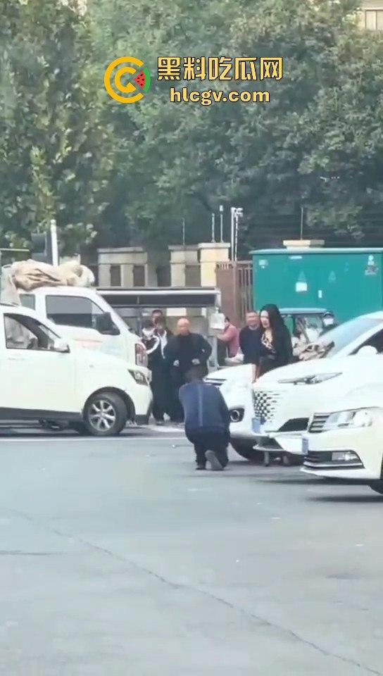 苏州情侣停车场上演跪地求饶两极反转成当街暴揍!黑丝高跟女不依不饶,男友按地上皮带伺候!
