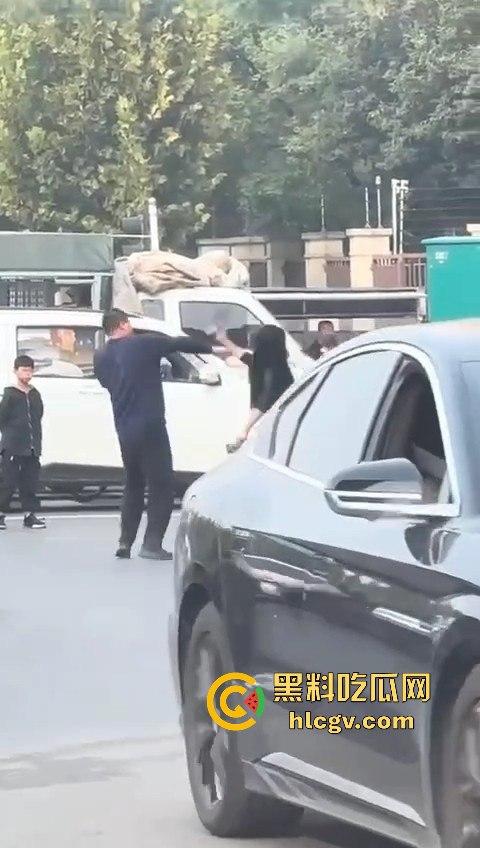 苏州情侣停车场上演跪地求饶两极反转成当街暴揍!黑丝高跟女不依不饶,男友按地上皮带伺候!