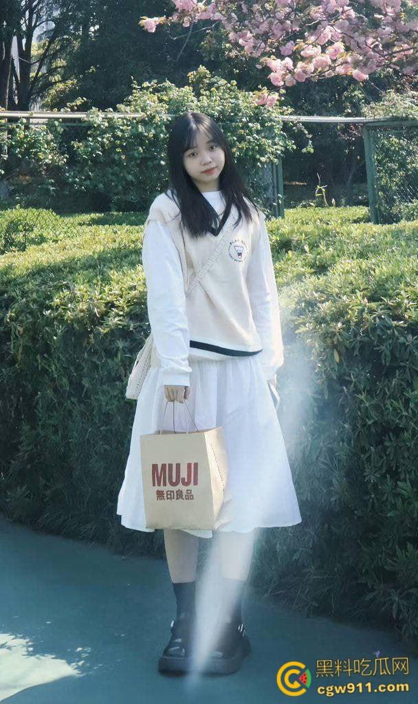 常州大学清纯学妹【王妍妍】，白嫩美乳宿舍裸聊，情趣制服对镜口交，无套骑乘猛猛爆操，被干到求饶！