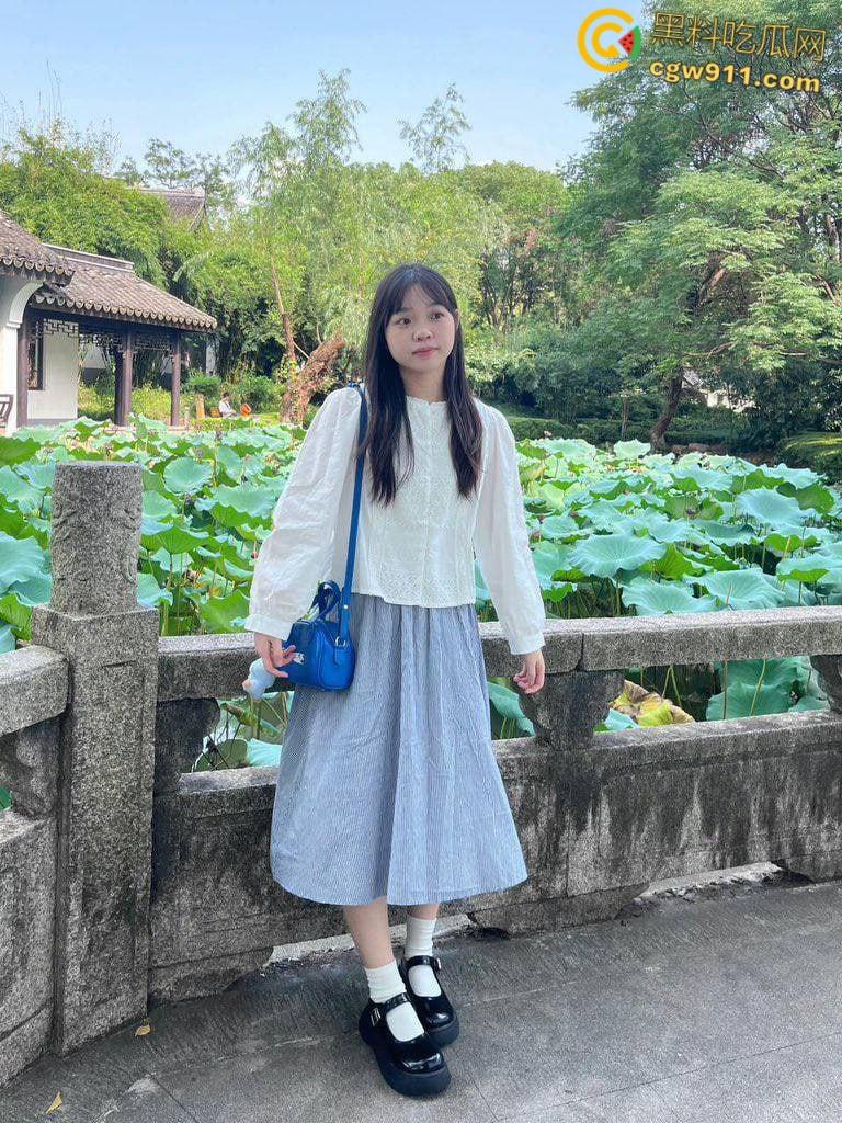 常州大学清纯学妹【王妍妍】,白嫩美乳宿舍裸聊,情趣制服对镜口交,无套骑乘猛猛爆操,被干到求饶!