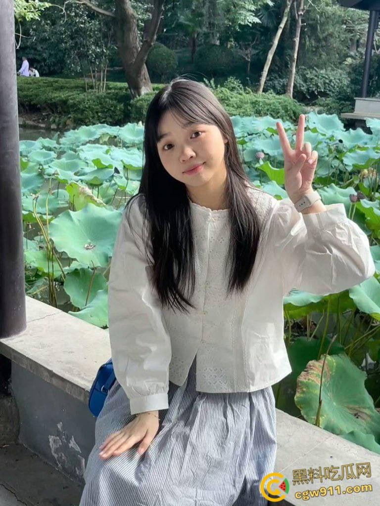 常州大学清纯学妹【王妍妍】,白嫩美乳宿舍裸聊,情趣制服对镜口交,无套骑乘猛猛爆操,被干到求饶!