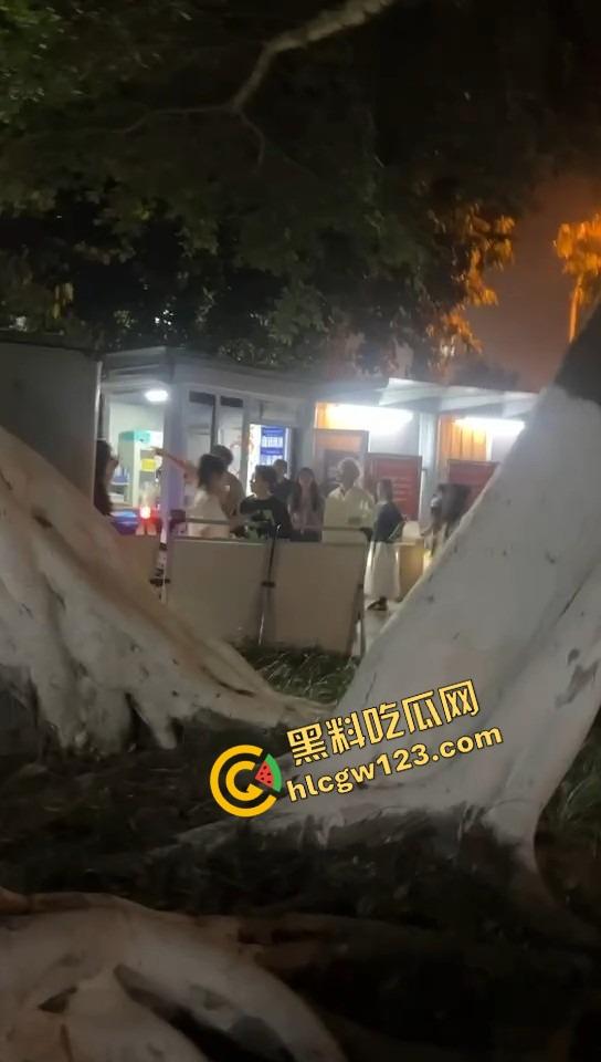 舔狗现世报,重庆小伙女友宿舍楼下偶遇女友出轨惨被当面打脸,感情不是你冲上去就能抢回来的!