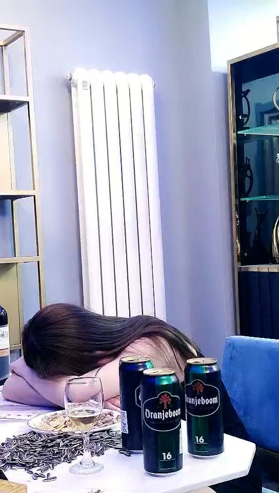 迷奸楼下女邻居 酒里下药迷到不省人事 这皮肤白的发亮 操起来爽到起飞