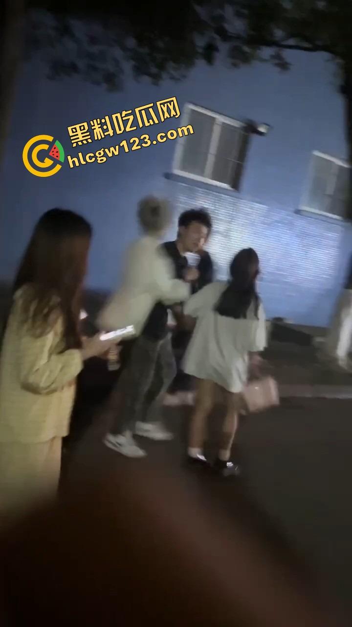 舔狗现世报,重庆小伙女友宿舍楼下偶遇女友出轨惨被当面打脸,感情不是你冲上去就能抢回来的!