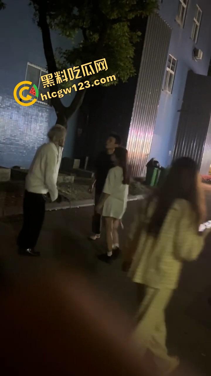 舔狗现世报,重庆小伙女友宿舍楼下偶遇女友出轨惨被当面打脸,感情不是你冲上去就能抢回来的!