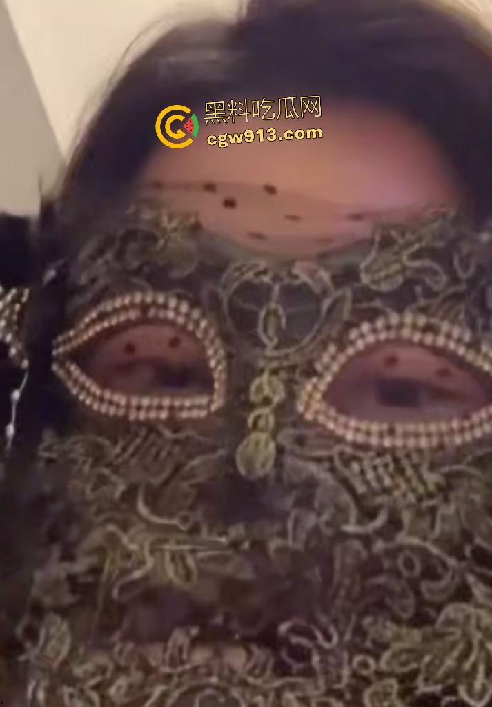 抖音网红【于小姐】一对一视频被金主调教,揉奶抠逼样样精,这骚穴太熟了容易喷水高潮!