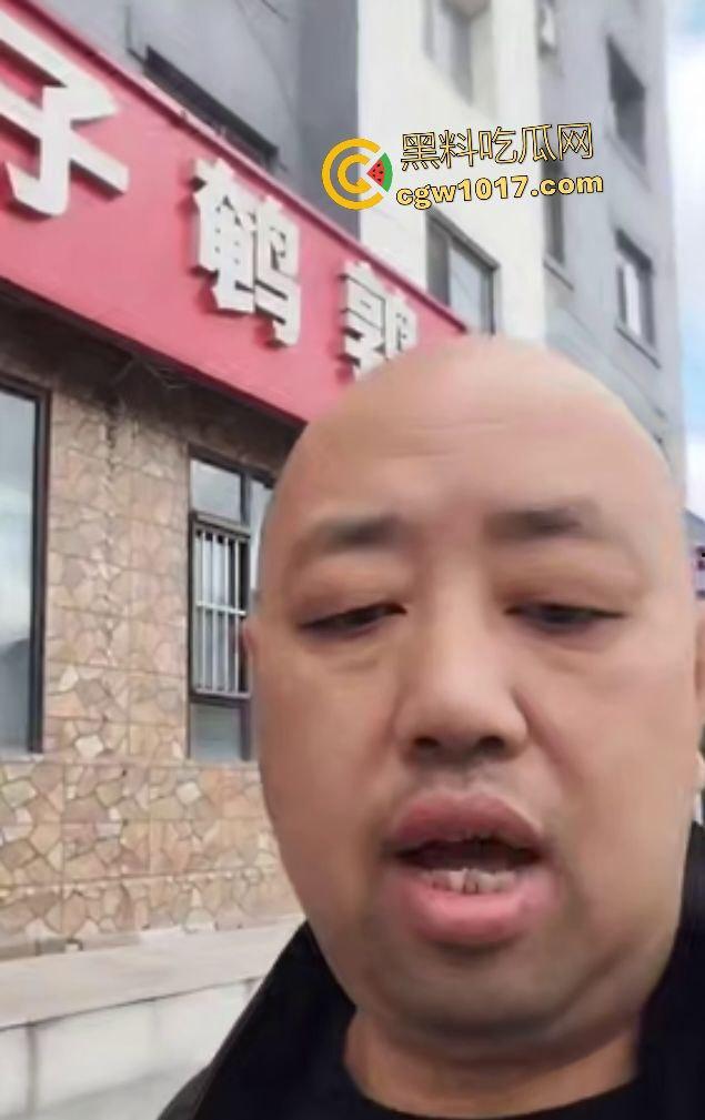 万历烧鸽子鹌鹑老板说给门店装修改造,店门前狂操老板娘,阳光下后入骚逼改造浪叫,老板你这装修太吵了!