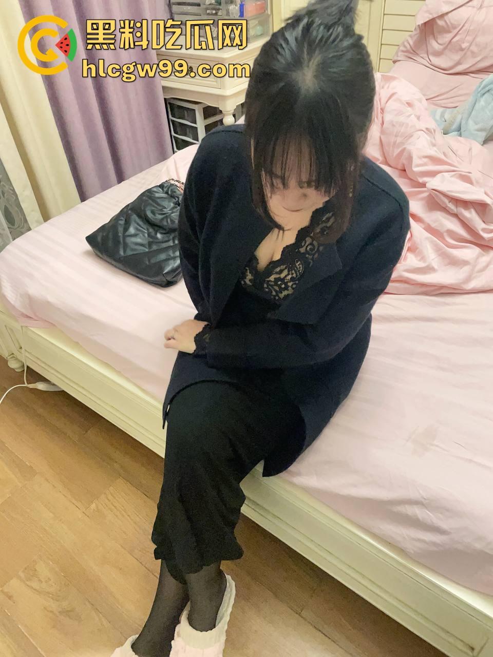 青岛绿帽大神秀翻了,带着婚戒的完美淫妻被猛男轮操3P,狗爬口爆吞精,蒙眼换人一人戳一炮!