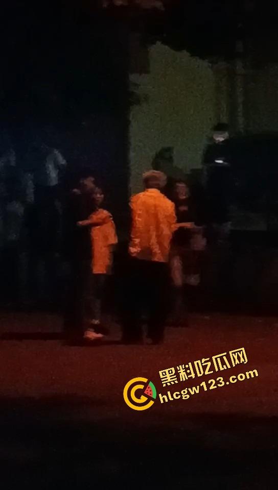 舔狗现世报,重庆小伙女友宿舍楼下偶遇女友出轨惨被当面打脸,感情不是你冲上去就能抢回来的!