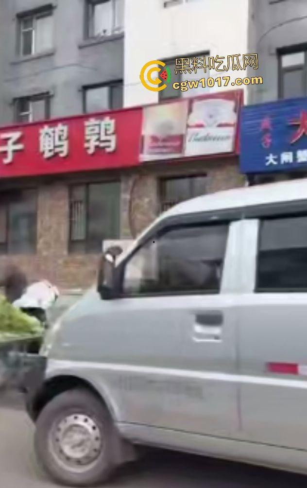 万历烧鸽子鹌鹑老板说给门店装修改造,店门前狂操老板娘,阳光下后入骚逼改造浪叫,老板你这装修太吵了!