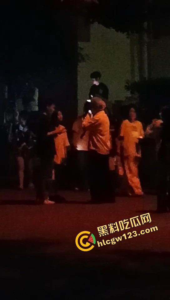 舔狗现世报,重庆小伙女友宿舍楼下偶遇女友出轨惨被当面打脸,感情不是你冲上去就能抢回来的!