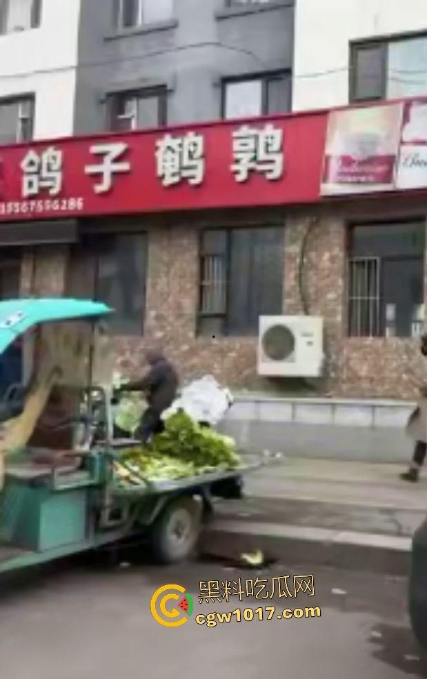 万历烧鸽子鹌鹑老板说给门店装修改造,店门前狂操老板娘,阳光下后入骚逼改造浪叫,老板你这装修太吵了!