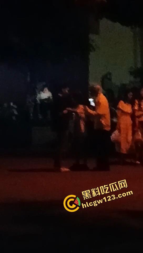 舔狗现世报,重庆小伙女友宿舍楼下偶遇女友出轨惨被当面打脸,感情不是你冲上去就能抢回来的!