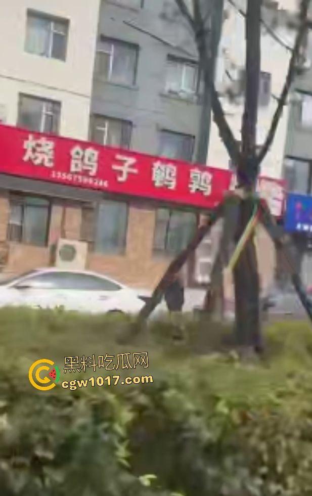 万历烧鸽子鹌鹑老板说给门店装修改造,店门前狂操老板娘,阳光下后入骚逼改造浪叫,老板你这装修太吵了!