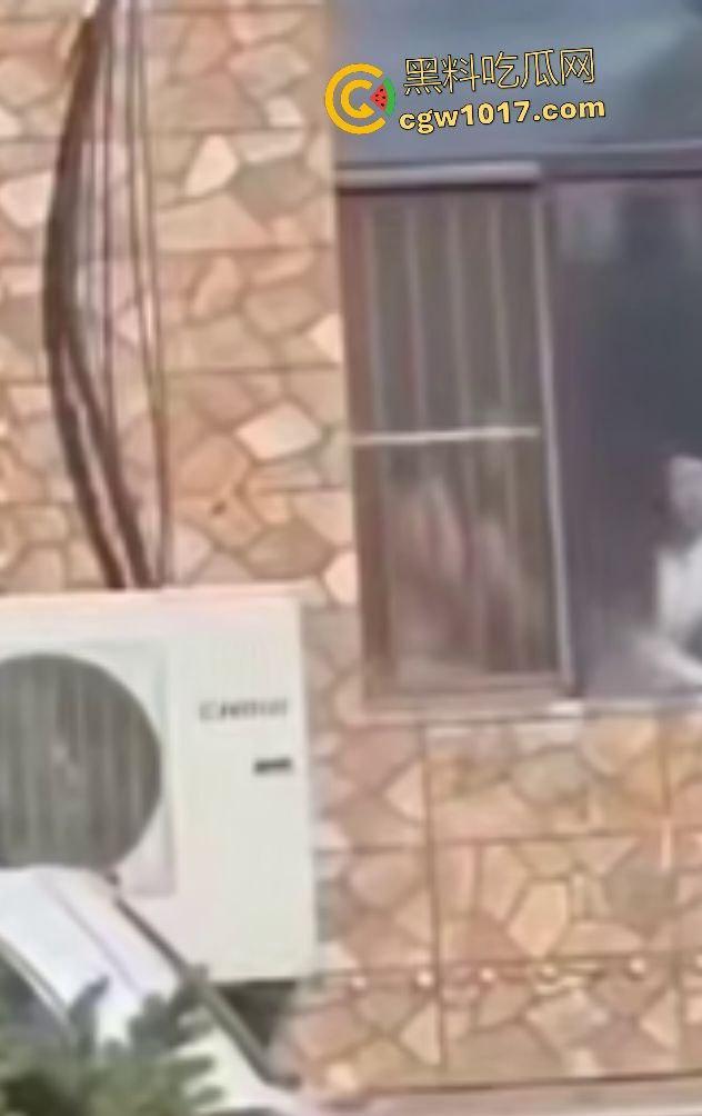 万历烧鸽子鹌鹑老板说给门店装修改造,店门前狂操老板娘,阳光下后入骚逼改造浪叫,老板你这装修太吵了!