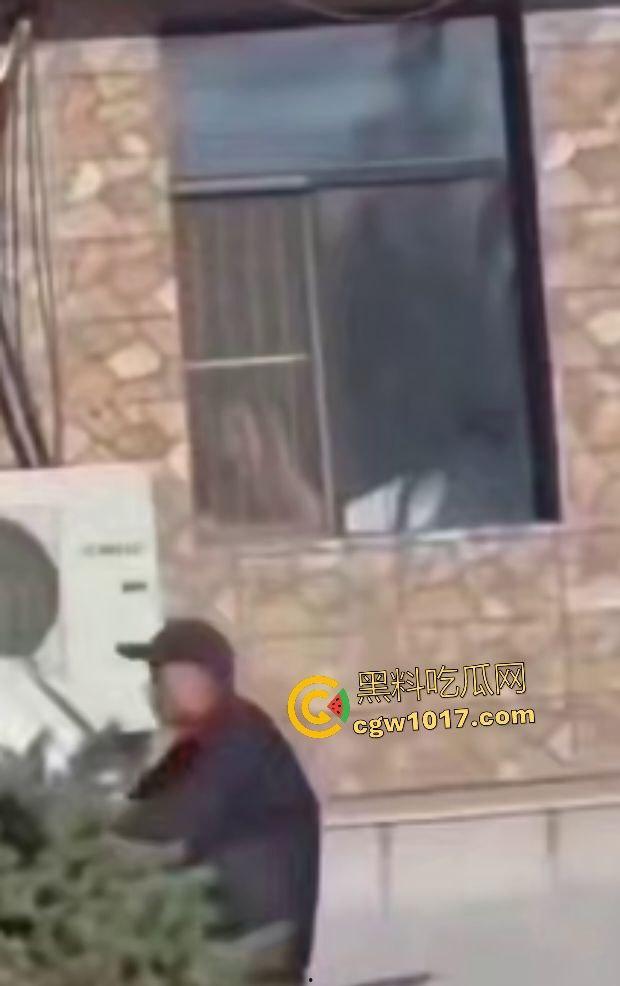 万历烧鸽子鹌鹑老板说给门店装修改造,店门前狂操老板娘,阳光下后入骚逼改造浪叫,老板你这装修太吵了!