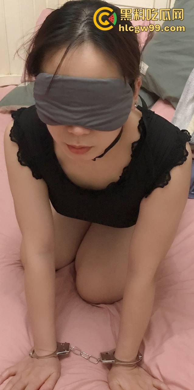 青岛绿帽大神秀翻了,带着婚戒的完美淫妻被猛男轮操3P,狗爬口爆吞精,蒙眼换人一人戳一炮!