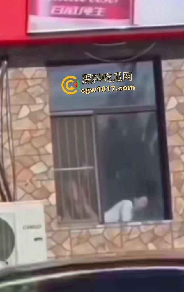 万历烧鸽子鹌鹑老板说给门店装修改造,店门前狂操老板娘,阳光下后入骚逼改造浪叫,老板你这装修太吵了!