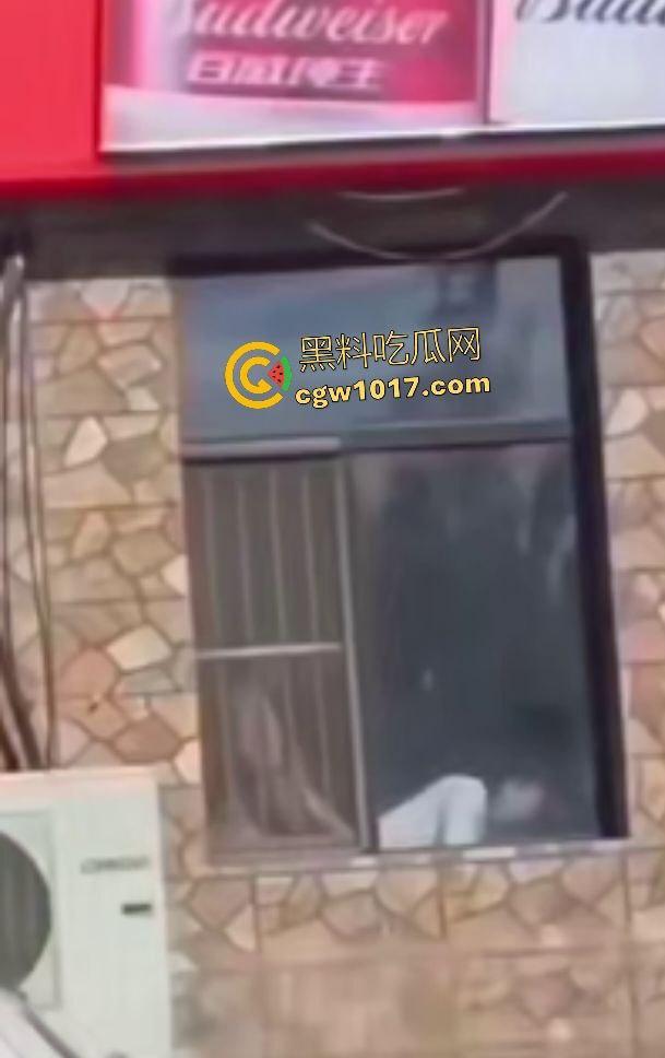 万历烧鸽子鹌鹑老板说给门店装修改造,店门前狂操老板娘,阳光下后入骚逼改造浪叫,老板你这装修太吵了!