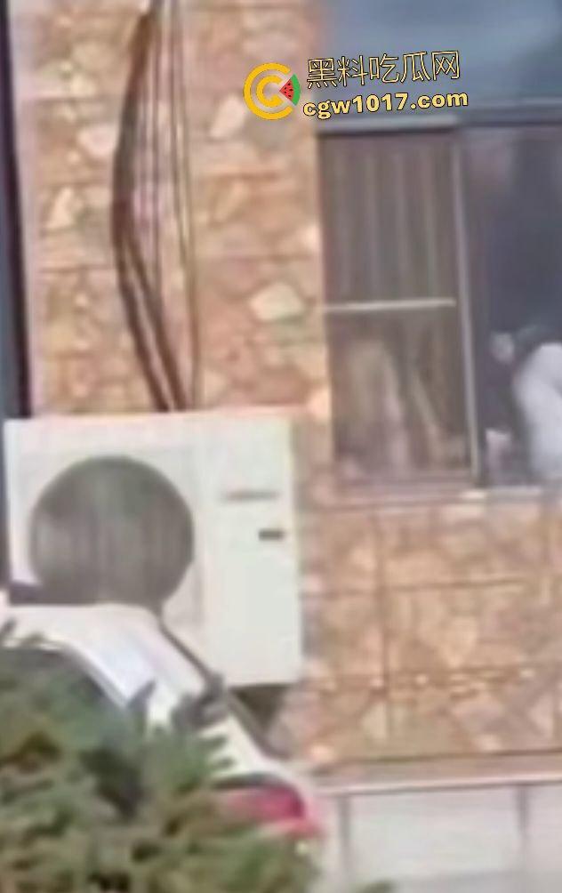 万历烧鸽子鹌鹑老板说给门店装修改造,店门前狂操老板娘,阳光下后入骚逼改造浪叫,老板你这装修太吵了!