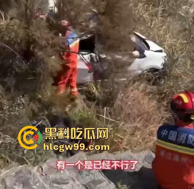 车技不过关少走云贵川,温州天真道观附近私家车坠崖,事故原因仍在进一步核实中。