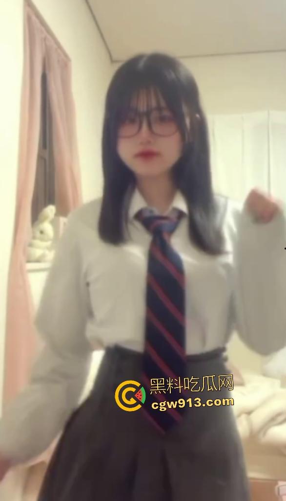 北体大舞蹈生【卢佳华】，开学找学弟试酒店的质量，浴室玻璃上屁股印好美，不论怎么操玻璃都不坏！