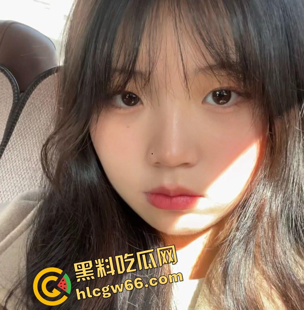 湖州刚毕业小学妹『宋雪』骚逼巨乳肥臀坐下去能把鸡巴夹爆，跪舔口交被偷拍，摇臀浪得小哥直接颜射满脸！