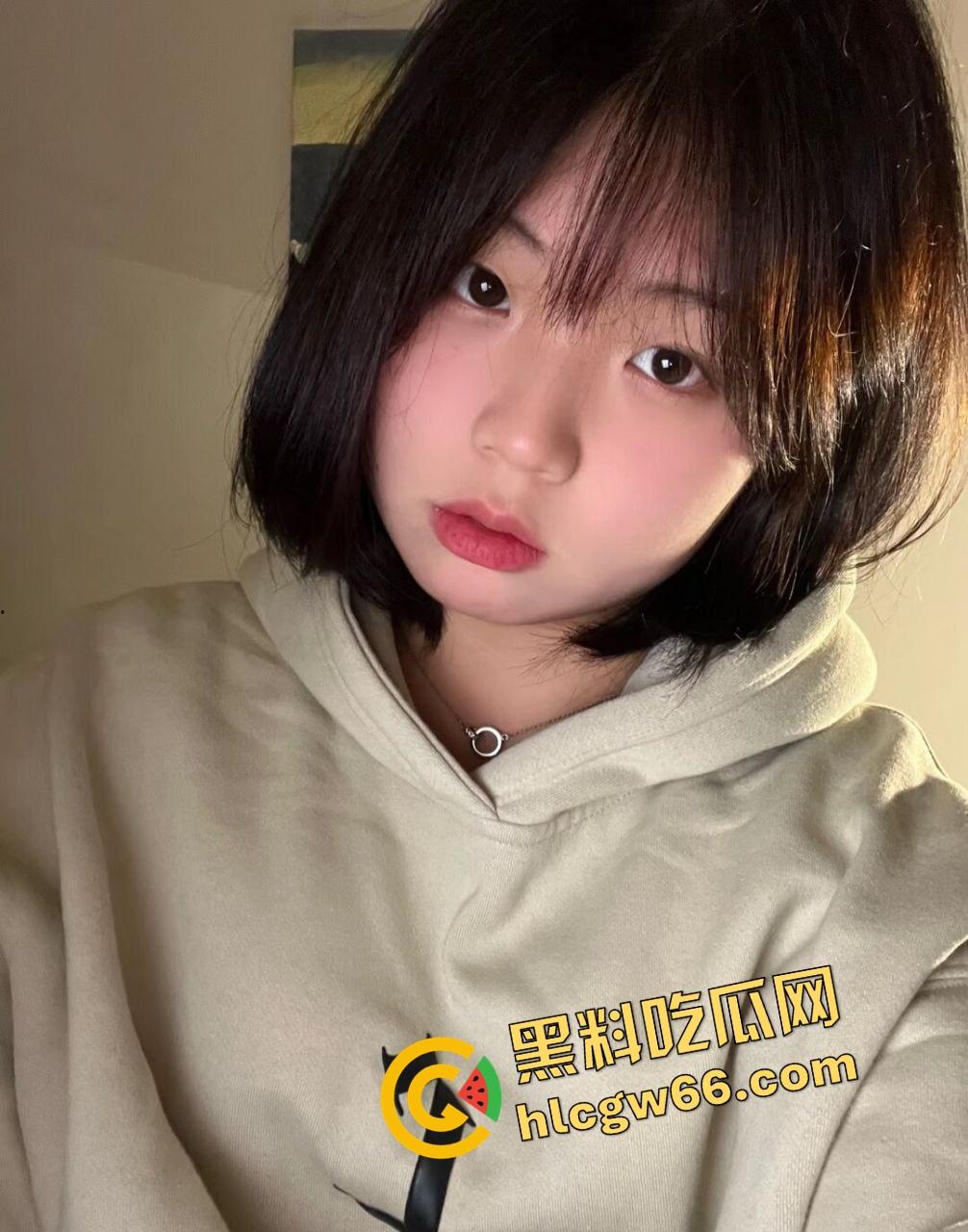 湖州刚毕业小学妹『宋雪』骚逼巨乳肥臀坐下去能把鸡巴夹爆,跪舔口交被偷拍,摇臀浪得小哥直接颜射满脸!