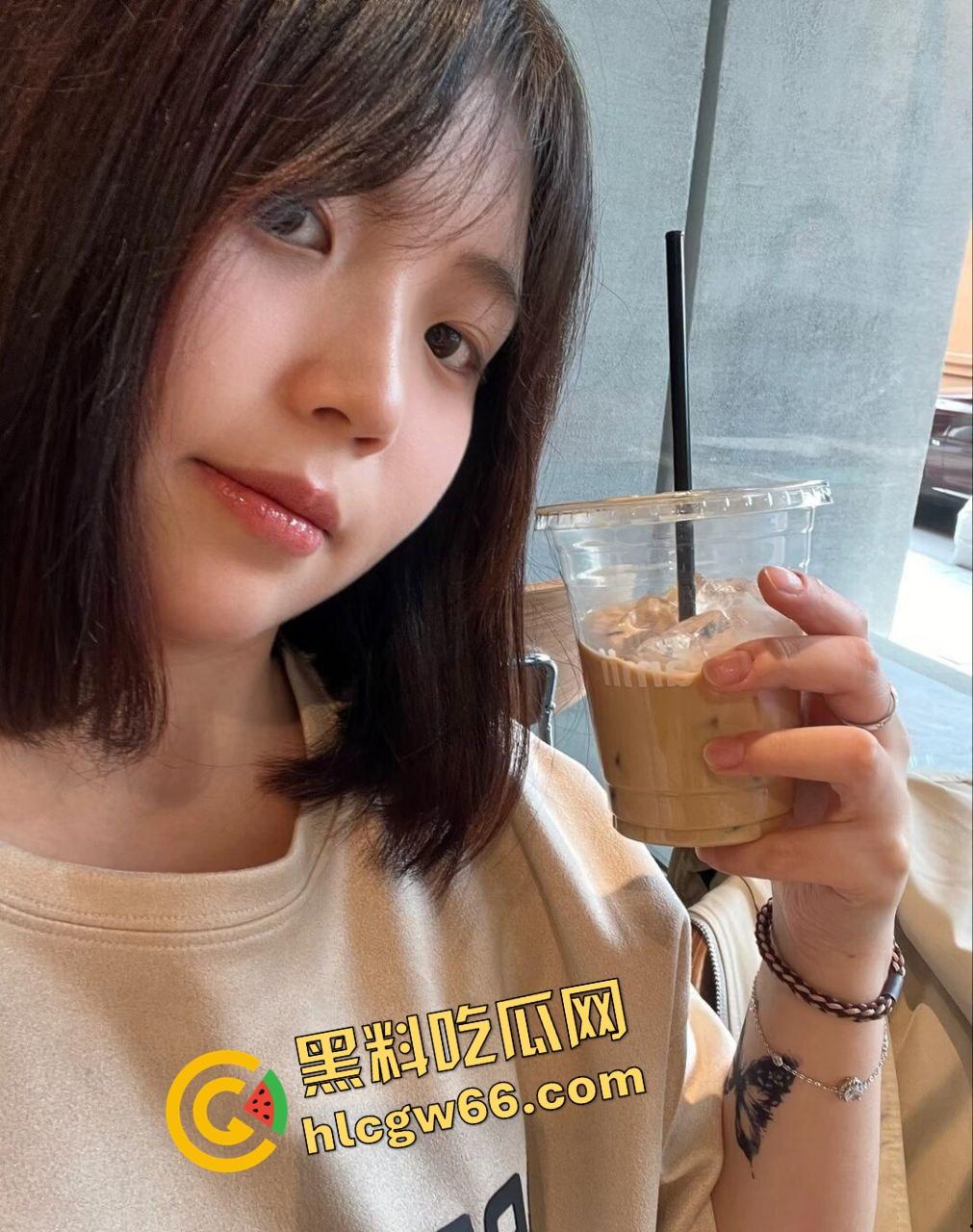 湖州刚毕业小学妹『宋雪』骚逼巨乳肥臀坐下去能把鸡巴夹爆,跪舔口交被偷拍,摇臀浪得小哥直接颜射满脸!