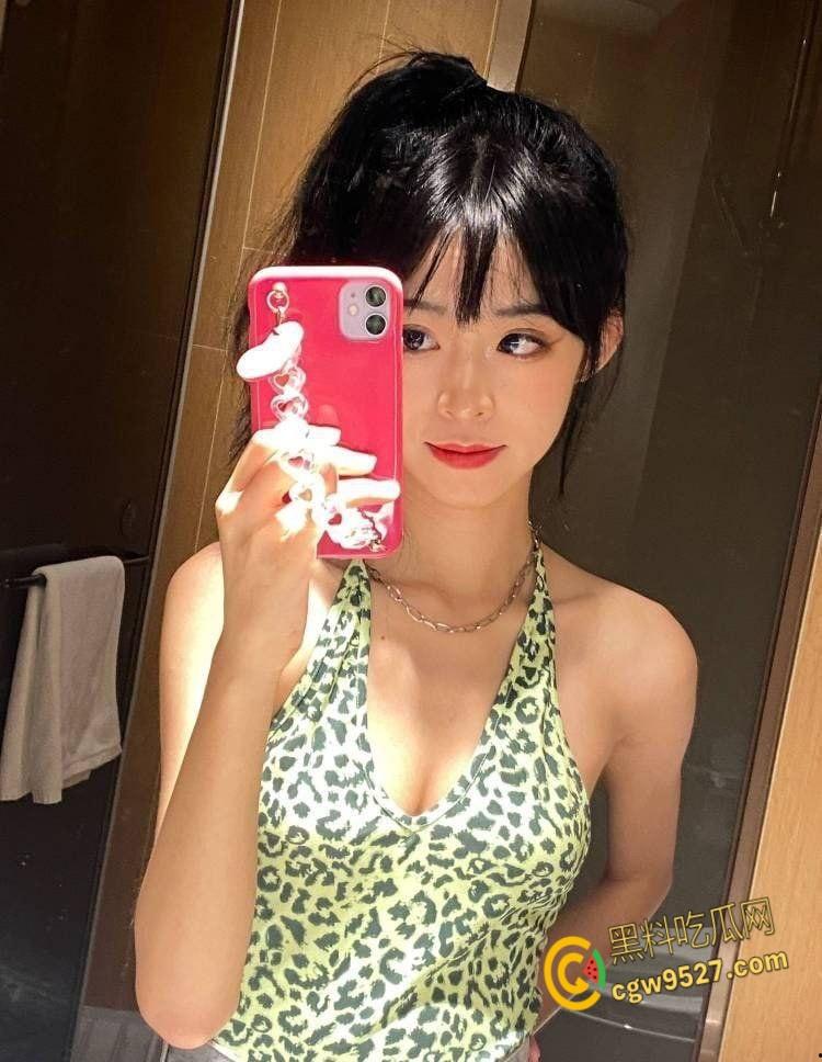 趁大哥喝醉酒，偷偷和嫂子做爱，后入白嫩翘臀美穴，让嫂子彻底变成骚母狗，叫声太大差点被发现 !