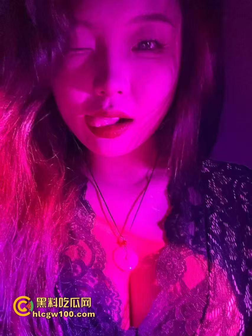 南京茶百道店长【李梅】夜晚跟老板玩激情车震,车上疯狂套弄,骚得像吸棒棒糖一样把老板爽翻!