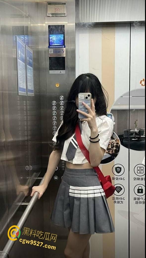 趁大哥喝醉酒,偷偷和嫂子做爱,后入白嫩翘臀美穴,让嫂子彻底变成骚母狗,叫声太大差点被发现 !