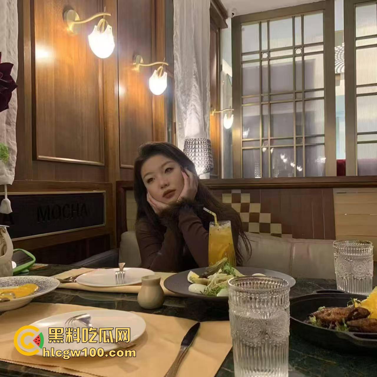 南京茶百道店长【李梅】夜晚跟老板玩激情车震,车上疯狂套弄,骚得像吸棒棒糖一样把老板爽翻!