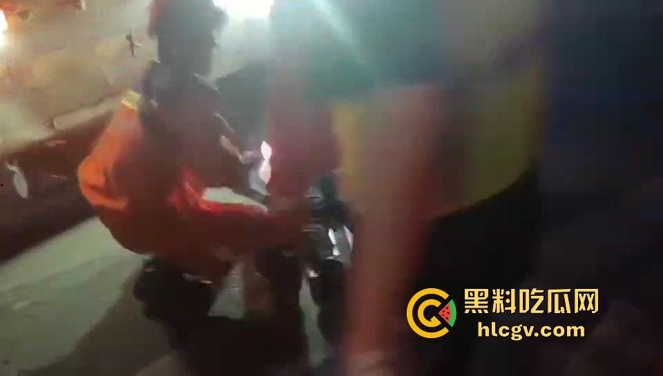 温都凌晨惨烈车祸!摩托车被撞飞,一人卡在水泥搅拌车底,生死救援紧急展开!