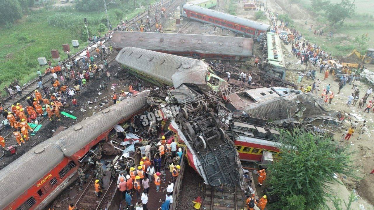 印度列车脱轨现场视频曝光，尸横遍野，尸体堆满整个仓库
