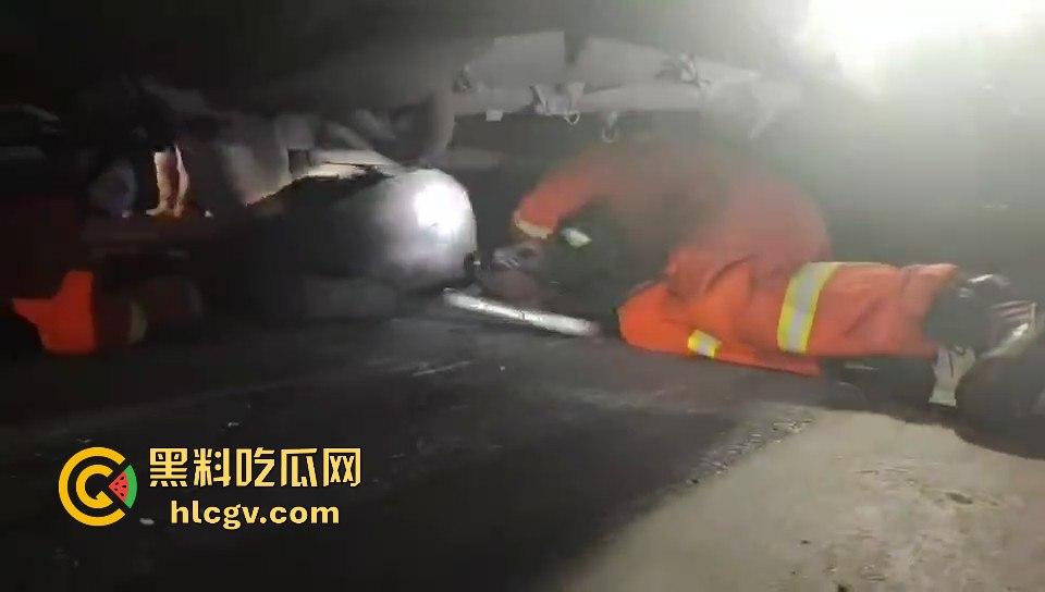 温都凌晨惨烈车祸!摩托车被撞飞,一人卡在水泥搅拌车底,生死救援紧急展开!