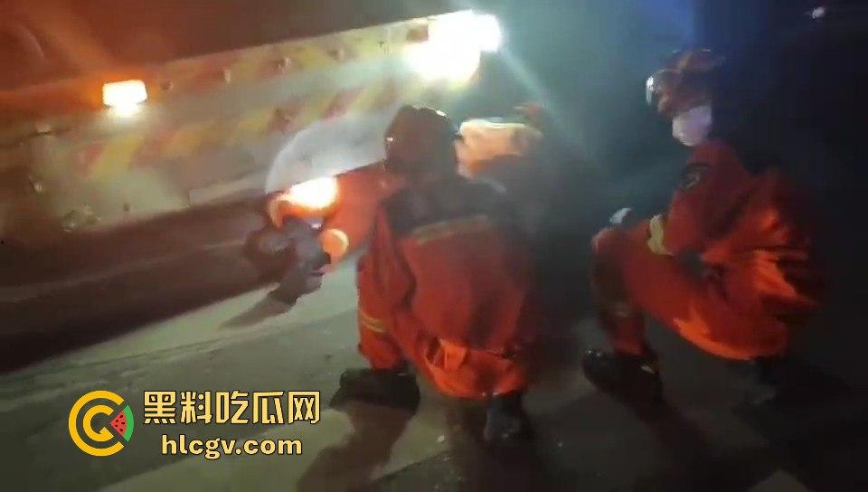 温都凌晨惨烈车祸!摩托车被撞飞,一人卡在水泥搅拌车底,生死救援紧急展开!