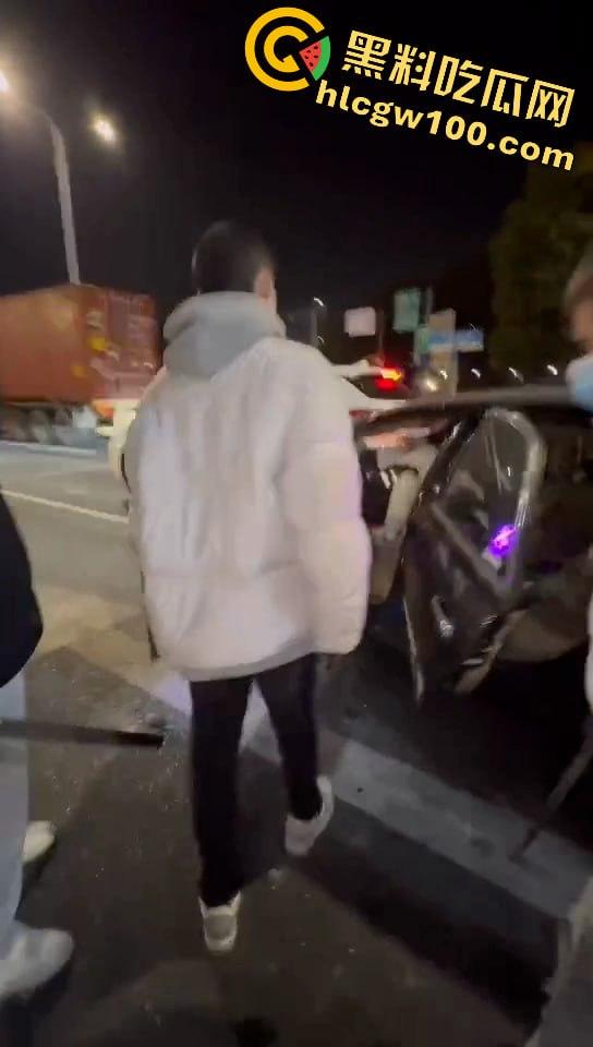 真人版罪恶都市！大马路沦为“死亡角斗场”，仇家飙车怒撞，一米多长“索命”刀狂舞