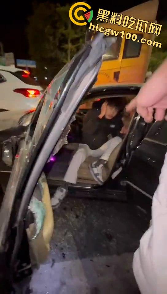 真人版罪恶都市!大马路沦为“死亡角斗场”,仇家飙车怒撞,一米多长“索命”刀狂舞