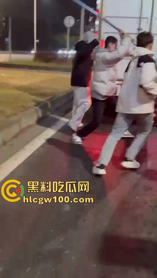 真人版罪恶都市!大马路沦为“死亡角斗场”,仇家飙车怒撞,一米多长“索命”刀狂舞