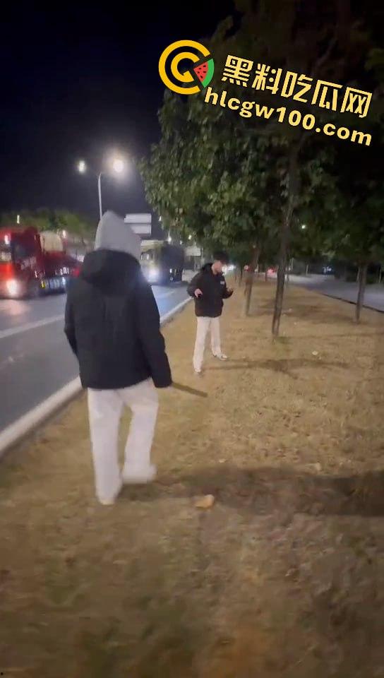 真人版罪恶都市!大马路沦为“死亡角斗场”,仇家飙车怒撞,一米多长“索命”刀狂舞