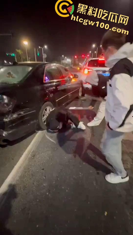 真人版罪恶都市!大马路沦为“死亡角斗场”,仇家飙车怒撞,一米多长“索命”刀狂舞