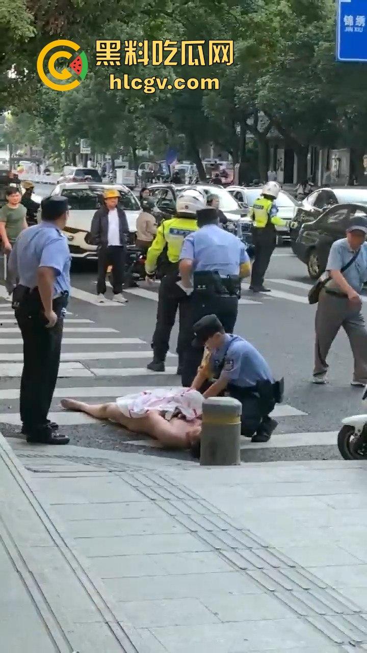 瓜友爆料大早上惊现裸奔疯子!当街骚扰女性,帽子叔叔出马才把他制服!