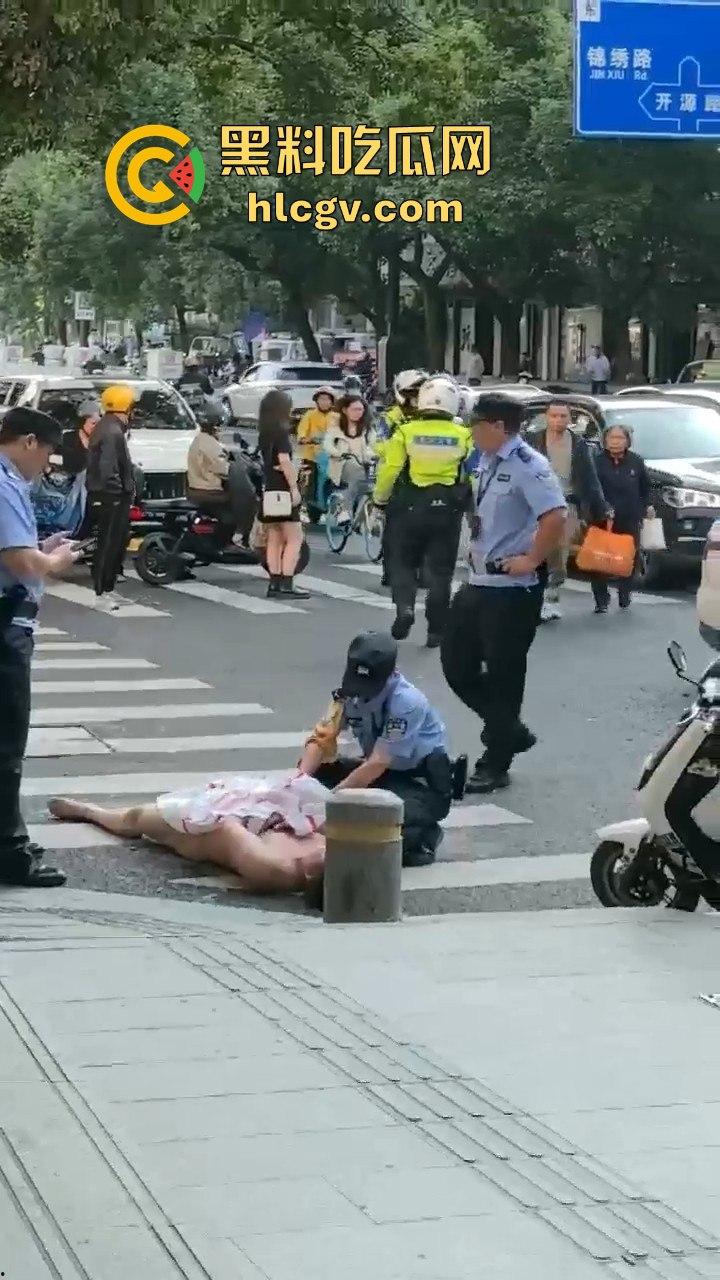 瓜友爆料大早上惊现裸奔疯子!当街骚扰女性,帽子叔叔出马才把他制服!