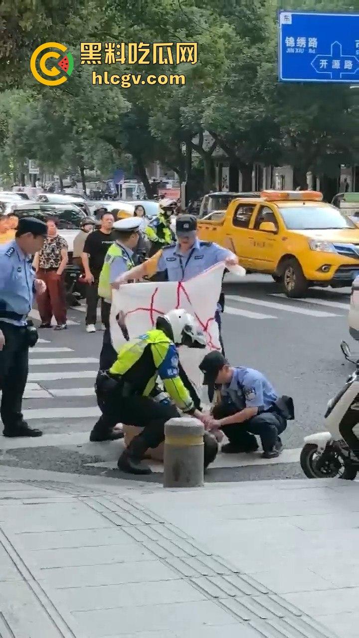 瓜友爆料大早上惊现裸奔疯子!当街骚扰女性,帽子叔叔出马才把他制服!