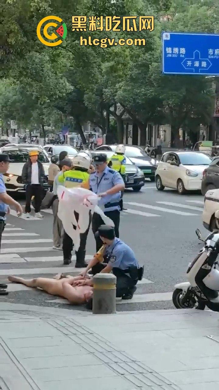 瓜友爆料大早上惊现裸奔疯子!当街骚扰女性,帽子叔叔出马才把他制服!