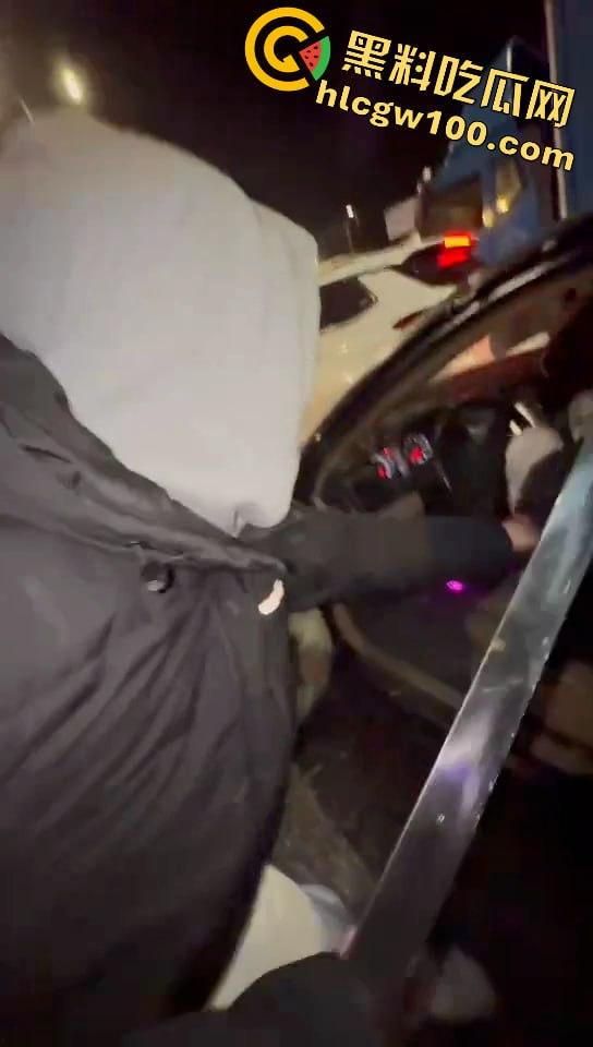 真人版罪恶都市!大马路沦为“死亡角斗场”,仇家飙车怒撞,一米多长“索命”刀狂舞