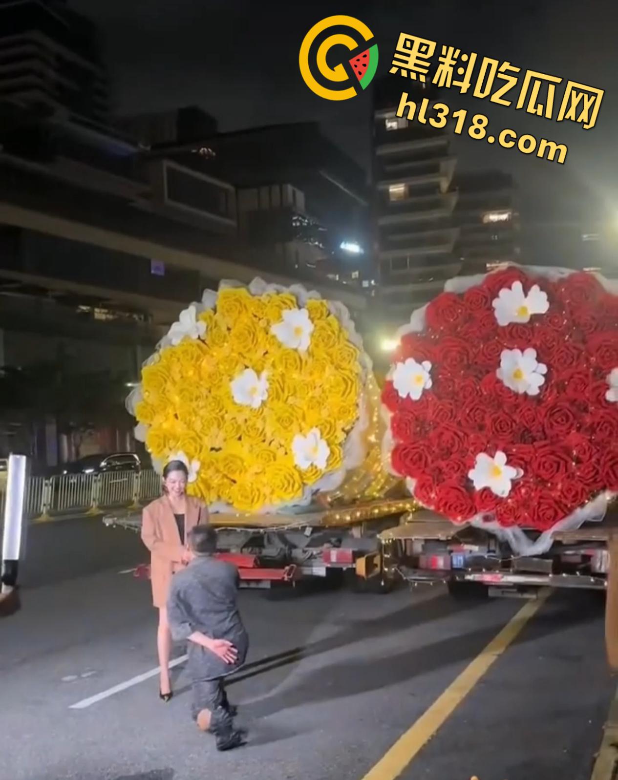 深圳南山区苑南路,老牛吃嫩草求婚现场,送俩束超大鲜花,多大的屋子才能搁下这两个大玩意儿 !