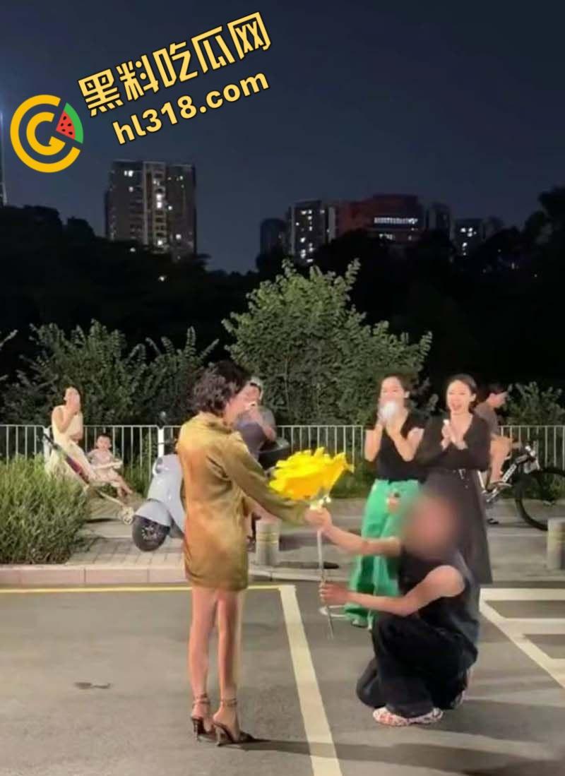 深圳南山区苑南路,老牛吃嫩草求婚现场,送俩束超大鲜花,多大的屋子才能搁下这两个大玩意儿 !